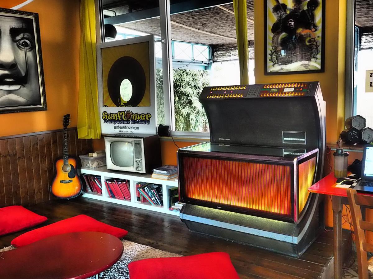 Sunflower Beach Backpacker Hostel & Bar Rimini Bagian luar foto