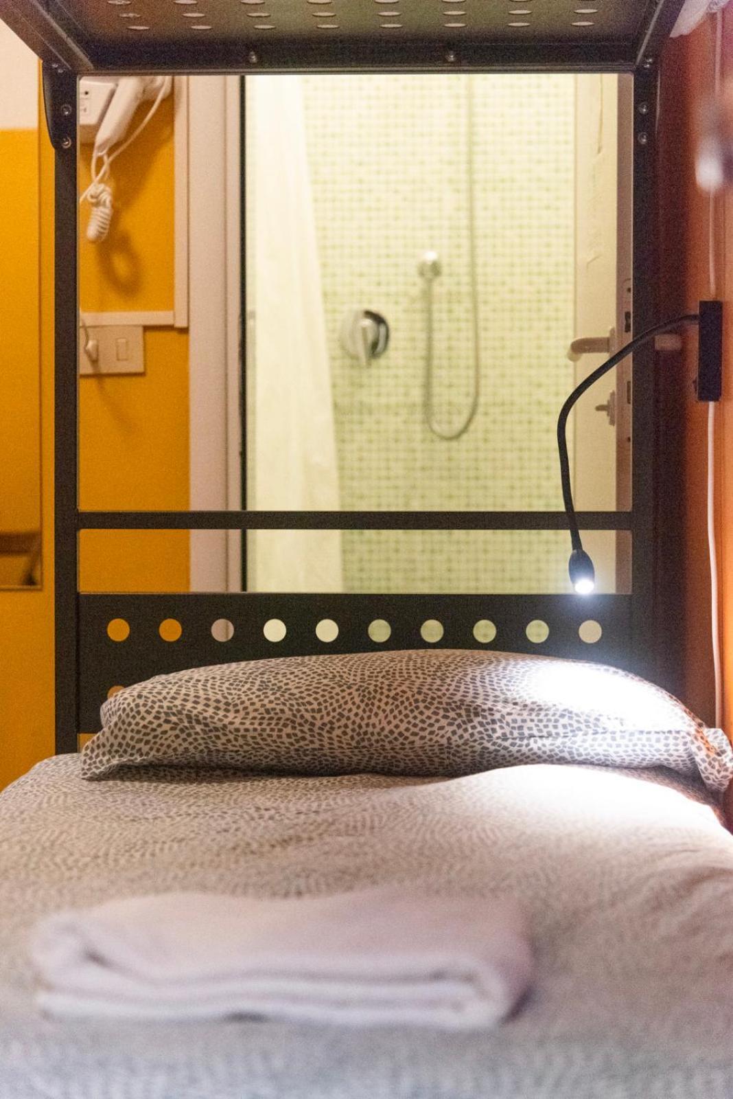 Sunflower Beach Backpacker Hostel & Bar Rimini Bagian luar foto