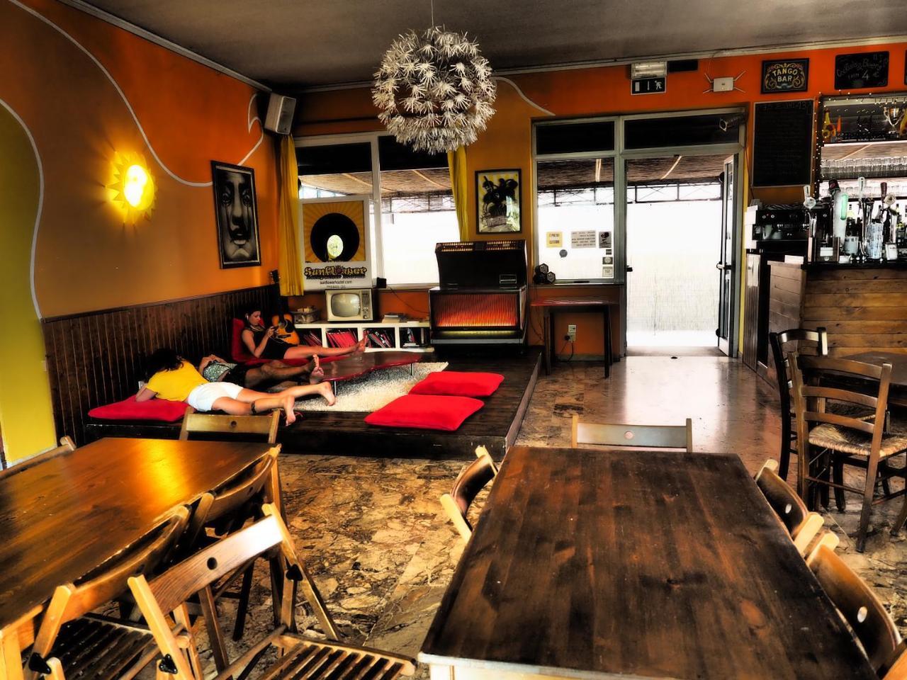 Sunflower Beach Backpacker Hostel & Bar Rimini Bagian luar foto